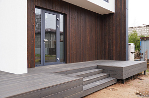 Премиальная отделка фасада и террасы лиственницей: проект ЛесоБиржи на Ладожские Берега