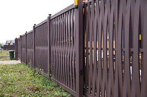 Современный забор в стиле Барнхаус для коттеджа в Вишневом Саду