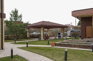 Скрытый крепёж, цеховая покраска и сибирская лиственница: почему этот проект в Мысе Удальцово не требует внимания уже 4 года