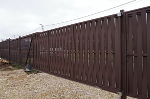 Современный забор в стиле Барнхаус для коттеджа в Вишневом Саду