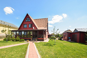 Вишневый фасад и темно-коричневые акценты: история преображения целого участка в Ленинградской области