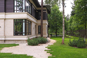 Не верите, что деревянный фасад может служить десятилетиями? Смотрите нашу работу 5-летней давности — она выглядит свежее многих новостроек