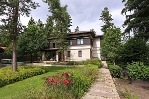 Не верите, что деревянный фасад может служить десятилетиями? Смотрите нашу работу 5-летней давности — она выглядит свежее многих новостроек