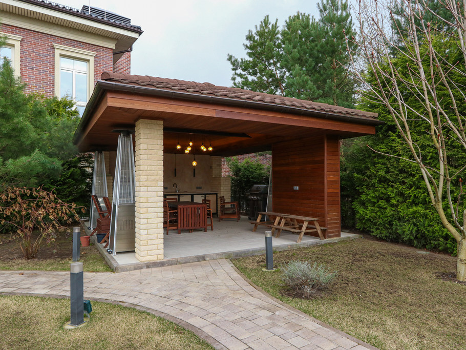 Скрытый крепёж, цеховая покраска и сибирская лиственница: почему этот проект в Мысе Удальцово не требует внимания уже 4 года