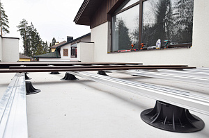 Инженерное совершенство: регулируемые опоры, алюминиевые лаги и термоясень для вашей кровли