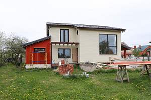 Фасад с характером: Сочетание лиственницы, сосны и камня в Honka Family Club