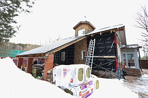 Бревенчатый дом больше не нуждается в ремонте каждые 5 лет: как вентилируемый фасад и цоколь White Hills решили проблему навсегда