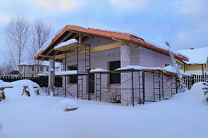 Не просто баня, а место силы: проект с парной на троих, уютной комнатой отдыха и крытой террасой