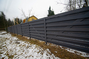 деревянный крашеный забор