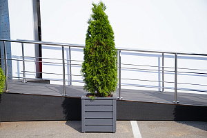 Изящные деревянные кашпо от Лесобиржи-СПб: столярное мастерство для знаковых проектов