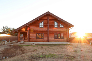 Шестифакторная защита и идеальная гладкость: премиальная покраска бревенчатого дома от ЛесоБиржи - СПб