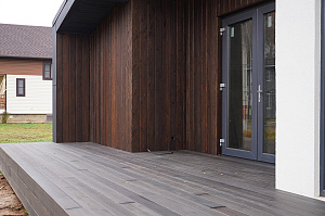 Премиальная отделка фасада и террасы лиственницей: проект ЛесоБиржи на Ладожские Берега