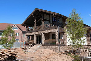 Фасад в стиле Шале: Изысканный коттедж в Новом Щеглово от Лесобиржи-Спб