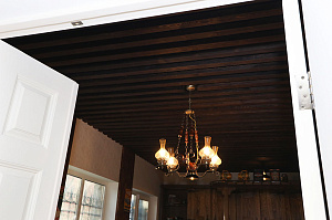 Домашний бар, в который хочется приглашать: как грамотная отделка потолка превратила обычное помещение в место для изысканных вечеров