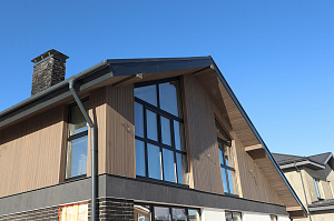 Элегантный фасад и свесы: монтаж планкена в Gatchina Villages - 2