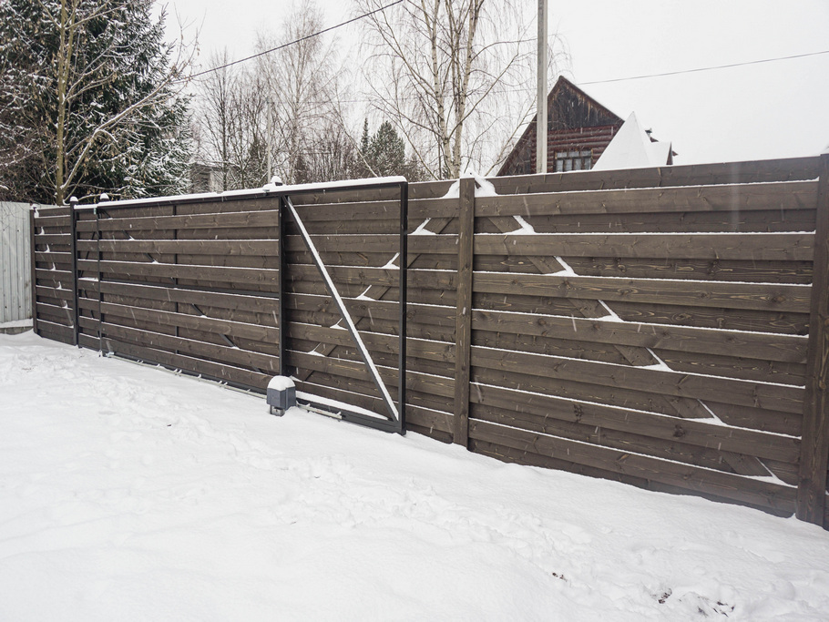 Репинские Пенаты: итальянская автоматика CAME и брашированная сосна в идеальном ограждении