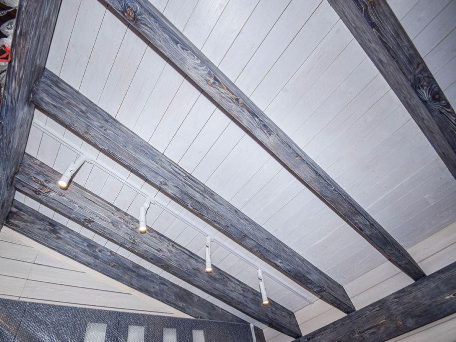 Не просто перекраска, а художественная реставрация: как мы удалили потеки, подчеркнули текстуру и добавили вековой шарм потолочным балкам