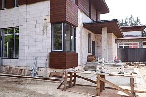 Лиственница + термолиственница + покраска Renner в цехе: почему эта комбинация делает фасад неуязвимым к влаге и времени