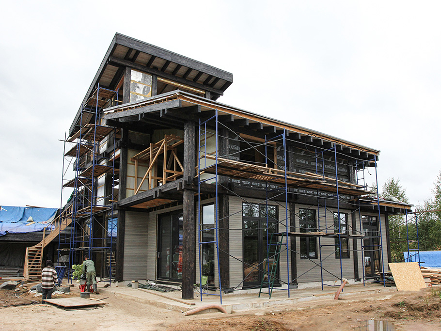 Масштабная реконструкция загородного дома: термоясень, фахверк с историей и идеальная геометрия каждого элемента