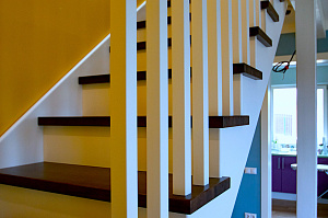 контрастная деревянная лестница