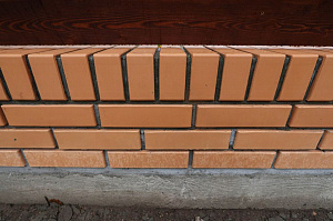 Элегантный забор из планкена и кирпича на Прохладном озере