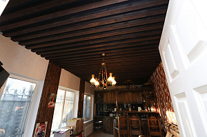 Домашний бар, в который хочется приглашать: как грамотная отделка потолка превратила обычное помещение в место для изысканных вечеров