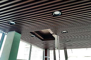 Потолок, о котором говорят: трендовое решение для статусного офиса