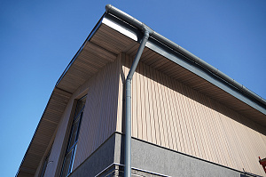 Элегантный фасад и свесы: монтаж планкена в Gatchina Villages - 2