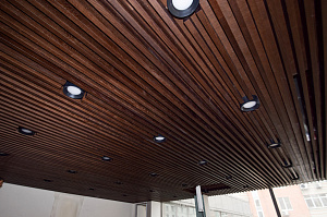 Потолок, о котором говорят: трендовое решение для статусного офиса