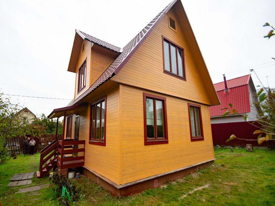 От серости и грибка к сочному персику: комплексная реставрация фасада с нестандартным колористическим решением