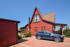 Вишневый фасад и темно-коричневые акценты: история преображения целого участка в Ленинградской области