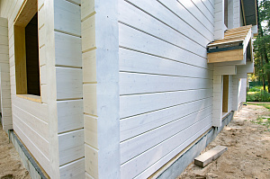 деревянный дом с покраской