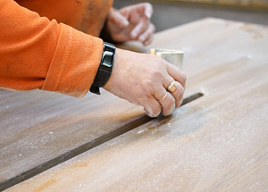 Эксклюзивное лакирование подоконника-столешницы из ясеня: блеск 'Магма' для дома в Петровские Сады