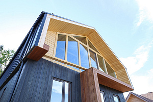 Не просто обшивка, а архитектурное высказывание: вертикальный планкен, идеальные зазоры и мембрана для долгой жизни дома