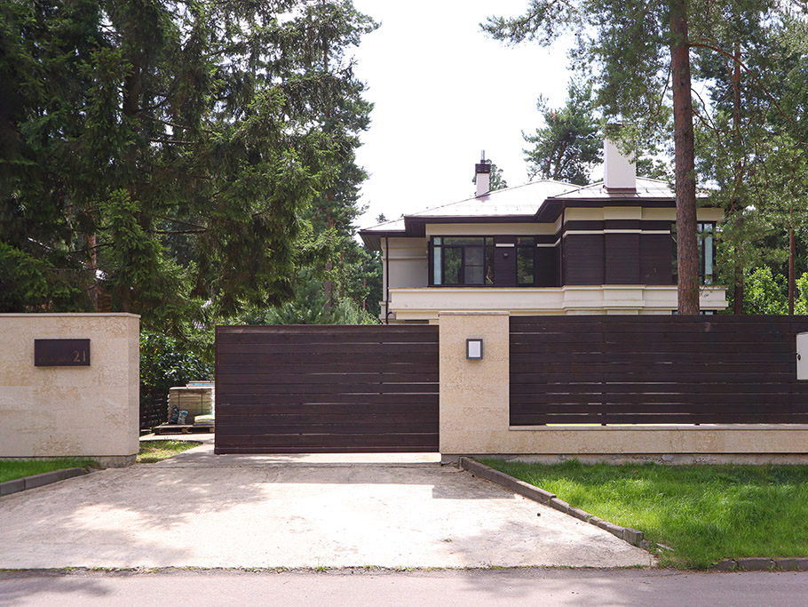 Забор из скошенного планкена в Нижний: Эстетика и долговечность от Лесобиржа-СПб, проверенные временем