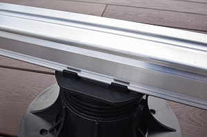 Инженерное совершенство: регулируемые опоры, алюминиевые лаги и термоясень для вашей кровли