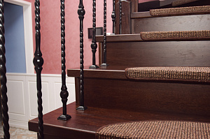 Забежные ступени, кованые балясины и ясень: история одной лестницы, рожденной в содружестве с клиентом