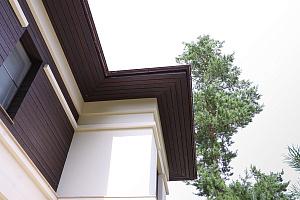 Не верите, что деревянный фасад может служить десятилетиями? Смотрите нашу работу 5-летней давности — она выглядит свежее многих новостроек