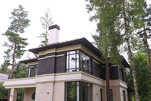 Не верите, что деревянный фасад может служить десятилетиями? Смотрите нашу работу 5-летней давности — она выглядит свежее многих новостроек