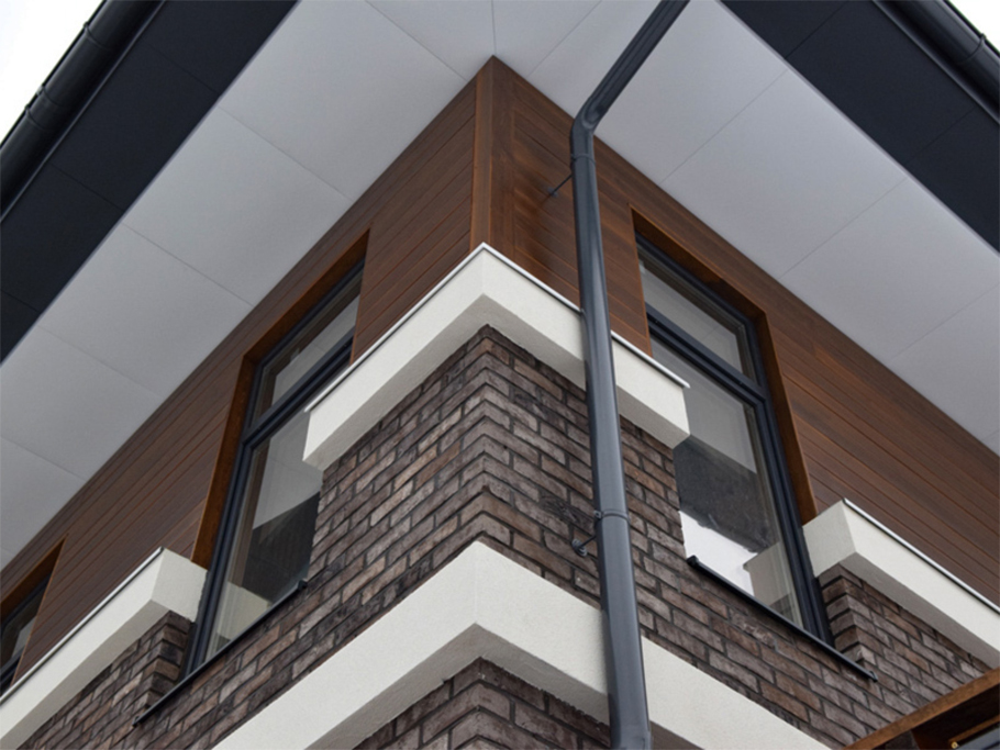 Классика, проверенная веками: комбинированный фасад для ценителей надежности и стиля