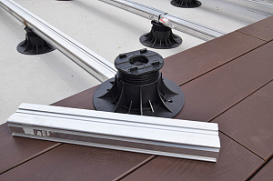 Инженерное совершенство: регулируемые опоры, алюминиевые лаги и термоясень для вашей кровли