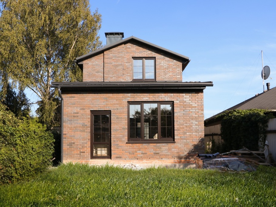 Преображение газобетонного дома: Фальцевая кровля и клинкерный фасад в КП "Бриллиант"