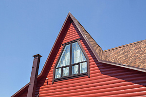 Вишневый фасад и темно-коричневые акценты: история преображения целого участка в Ленинградской области