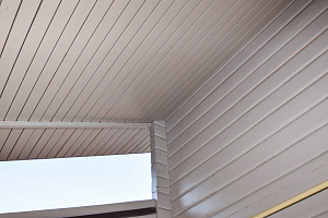 Финская надежность и русское брусовое зодчество: реставрация дома в Никольском краской Tikkurila Vinha