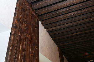 Домашний бар, в который хочется приглашать: как грамотная отделка потолка превратила обычное помещение в место для изысканных вечеров