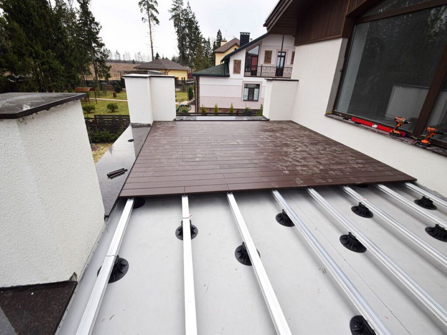 Инженерное совершенство: регулируемые опоры, алюминиевые лаги и термоясень для вашей кровли