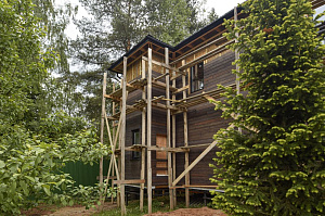 «Австрийская деревня»: фасад с ювелирным запилом под 45° — когда стыки исчезают, а роскошь остается