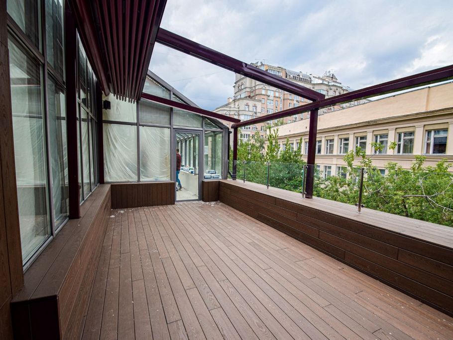 Инженерное совершенство: алюминиевые лаги, термоясень и скрытый крепеж в проекте для банка