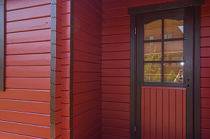 Вишневый фасад и темно-коричневые акценты: история преображения целого участка в Ленинградской области