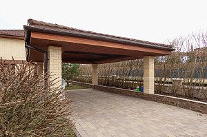 Скрытый крепёж, цеховая покраска и сибирская лиственница: почему этот проект в Мысе Удальцово не требует внимания уже 4 года